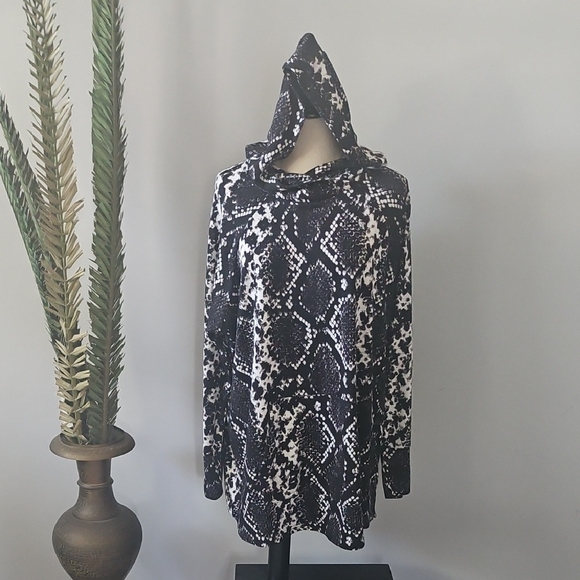 LuLaRoe Amber Black and Off-White Snakeskin Pattern Hoodie - Picture 1 of 15